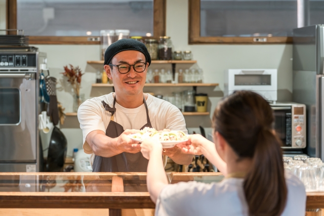 飲食店でチラシを見せている様子
